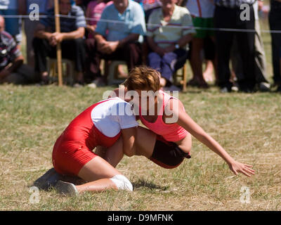 Bulgarische Kultur feiern Traditionelles wrestling Männer und Frauen komplette Stockfoto