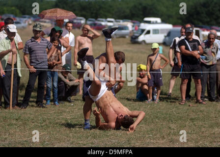 Bulgarische Kultur feiern Traditionelles wrestling Männer und Frauen komplette Stockfoto