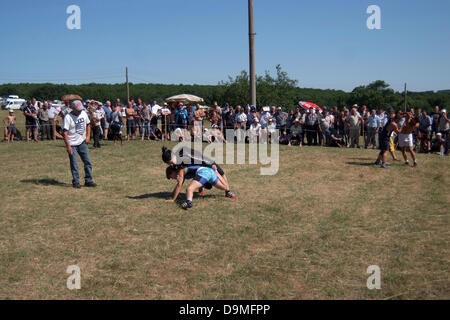 Bulgarische Kultur feiern Traditionelles wrestling Männer und Frauen komplette Stockfoto