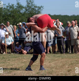 Bulgarische Kultur feiern Traditionelles wrestling Männer und Frauen komplette Stockfoto