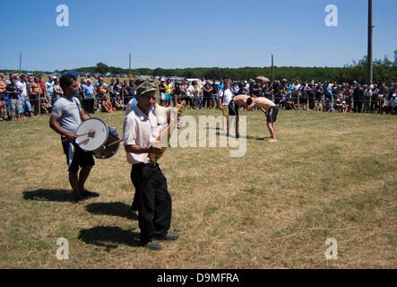 Bulgarische Kultur feiern Traditionelles wrestling Männer und Frauen komplette Stockfoto