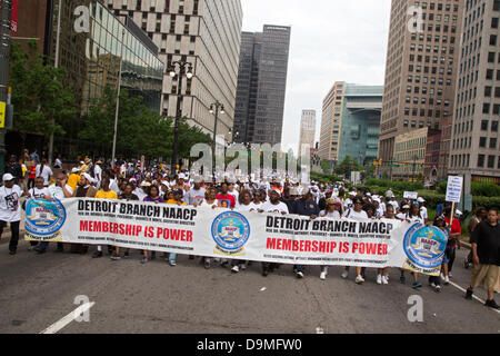 Detroit, Michigan - 22. Juni 2013 - Tausende von Bürgerrechten, Arbeits- und Gemeinschaftsaktivisten Gedenken des 50. Jahrestages der Dr. Martin Luther King Jr. "Walk to Freedom" mit einem Marsch, der die gleiche Strecke Woodward Avenue gefolgt. Im März 1963 Bürgerrechte Vorschau Dr. King seine "I Have a Dream" Rede, die er zwei Monate später auf dem Marsch auf Washington geliefert. Bildnachweis: Jim West/Alamy Live-Nachrichten Stockfoto