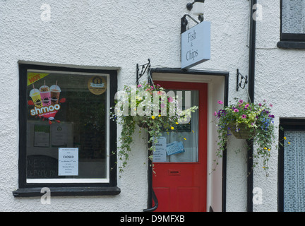 Fisch & Chip shop in Sedbergh, Cumbria, England UK mit Schild - "Gone Fishing" - an der Tür Stockfoto