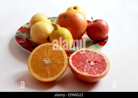 Bild von orange Grapefruit und Zitrone in zwei Hälften geteilt Stockfoto