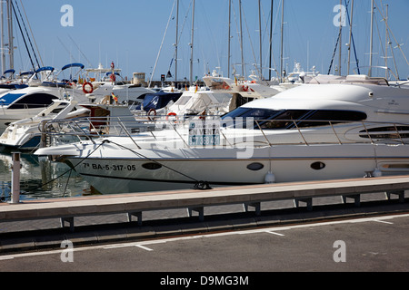 großes Motorboot zum Verkauf in Port Marina Cambrils Katalonien Spanien Stockfoto