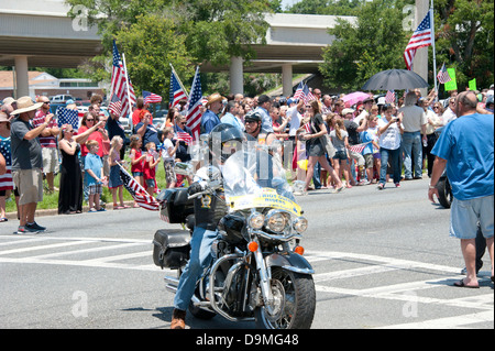 Patriot Guard Reiter versammeln sich, um die Familie des gefallenen US-Soldaten nach Wort zu unterstützen, dass Westboro Baptist Church Beerdigung protestieren würde Stockfoto