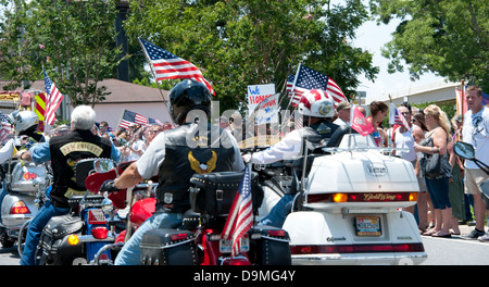 Patriot Guard Reiter versammeln sich, um die Familie des gefallenen US-Soldaten nach Wort zu unterstützen, dass Westboro Baptist Church Beerdigung protestieren würde Stockfoto