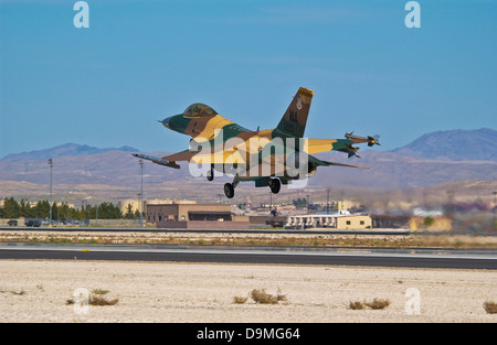Ein US-Air Force F - 16C Block 32D aus der 64. Agressor Geschwader von Nellis Air Force Base, Nevada. Stockfoto
