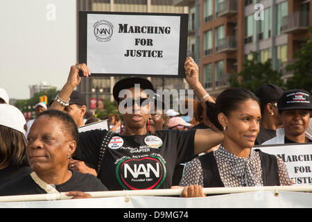 Detroit, Michigan - 22. Juni 2013 - Tausende von Bürgerrechten, Arbeits- und Gemeinschaftsaktivisten Gedenken des 50. Jahrestages der Dr. Martin Luther King Jr. "Walk to Freedom" mit einem Marsch, der die gleiche Strecke Woodward Avenue gefolgt. Im März 1963 Bürgerrechte Vorschau Dr. King seine "I Have a Dream" Rede, die er zwei Monate später auf dem Marsch auf Washington geliefert. Bildnachweis: Jim West/Alamy Live-Nachrichten Stockfoto