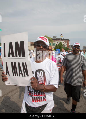 Detroit, Michigan - 22. Juni 2013 - Tausende von Bürgerrechten, Arbeits- und Gemeinschaftsaktivisten Gedenken des 50. Jahrestages der Dr. Martin Luther King Jr. "Walk to Freedom" mit einem Marsch, der die gleiche Strecke Woodward Avenue gefolgt. Im März 1963 Bürgerrechte Vorschau Dr. King seine "I Have a Dream" Rede, die er zwei Monate später auf dem Marsch auf Washington geliefert. Bildnachweis: Jim West/Alamy Live-Nachrichten Stockfoto