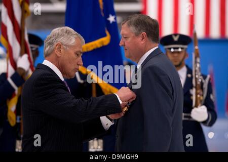 Maryland, USA. 21. Juni 2013. US-Verteidigungsminister Chuck Hagel während seiner Abschiedszeremonie 21. Juni 2013 an Andrews Air Force Base in Maryland Sekretär des Air Force Michael Donley mit einem Award präsentiert. Donley diente als Zweiundzwanzigster und längste Umhüllung Sekretär der Luftwaffe. Bildnachweis: Planetpix/Alamy Live-Nachrichten Stockfoto