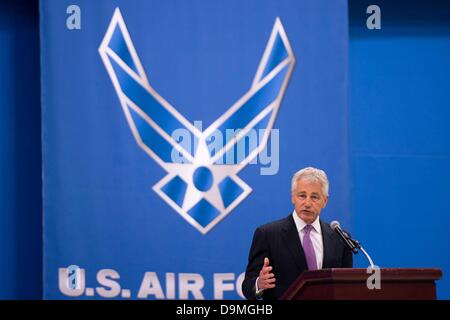 Maryland, USA. 21. Juni 2013. US-Verteidigungsminister Chuck Hagel bei der Abschiedszeremonie für Sekretär des Air Force Michael Donley 21. Juni 2013 an Andrews Air Force Base in Maryland spricht. Donley diente als Zweiundzwanzigster und längste Umhüllung Sekretär der Luftwaffe. Bildnachweis: Planetpix/Alamy Live-Nachrichten Stockfoto