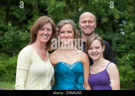 Familienporträt Eltern und zwei Mädchen Stockfoto