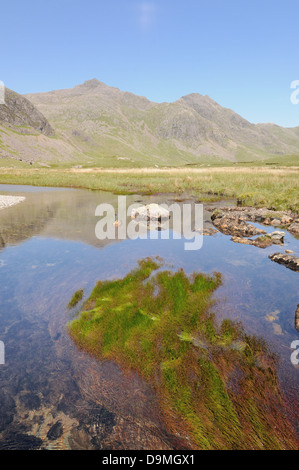 Fluß Esk, Scafell Pike und Stift aus großen Moos im Sommer, englischen Lake District Stockfoto