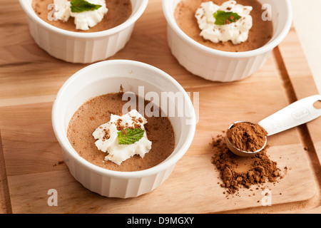 Rich Gourmet hausgemachte Schokolade Mousse Dessert mit Schlagsahne Stockfoto