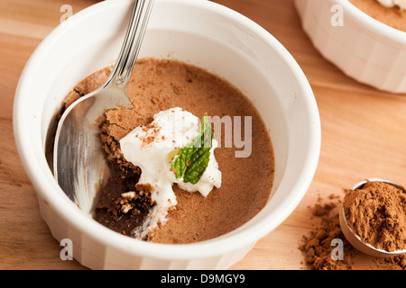 Rich Gourmet hausgemachte Schokolade Mousse Dessert mit Schlagsahne Stockfoto