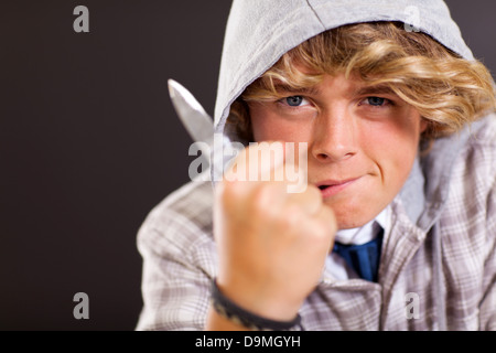 heftige teenboy mit einem Messer Stockfoto