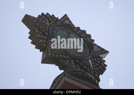 Kaliningrad, Russland 22. Juni 2013 Bestellung des Sieges die Spalte auf dem Siegesplatz in Kaliningrad als eine letzte Etappe des Wiederaufbaus Siegesplatz und Tribiute an die Rote Armee während des zweiten Weltkriegs-Veteranen Zahlen montiert. Bestellung des Sieges war die höchste militärische Auszeichnung für zweiten Weltkriegs Dienst in der Sowjetunion, Credit: Michal Fludra/Alamy Live News Stockfoto