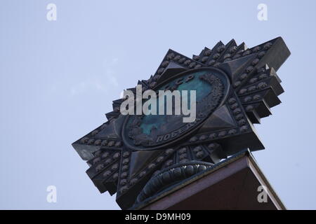 Kaliningrad, Russland 22. Juni 2013 Bestellung des Sieges die Spalte auf dem Siegesplatz in Kaliningrad als eine letzte Etappe des Wiederaufbaus Siegesplatz und Tribiute an die Rote Armee während des zweiten Weltkriegs-Veteranen Zahlen montiert. Bestellung des Sieges war die höchste militärische Auszeichnung für zweiten Weltkriegs Dienst in der Sowjetunion, Credit: Michal Fludra/Alamy Live News Stockfoto