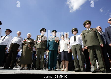 Kaliningrad, Russland 22. Juni 2013 Bestellung des Sieges die Spalte auf dem Siegesplatz in Kaliningrad als eine letzte Etappe des Wiederaufbaus Siegesplatz und Tribiute an die Rote Armee während des zweiten Weltkriegs-Veteranen Zahlen montiert. Bestellung des Sieges war die höchste militärische Auszeichnung für zweiten Weltkriegs Dienst in der Sowjetunion, Credit: Michal Fludra/Alamy Live News Stockfoto