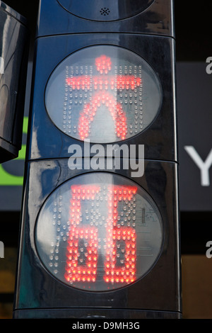 rote Stopp Fußgängerüberweg Ampel Countdown Uhr Kreuzung Straße in Andorra la Vella andorra Stockfoto