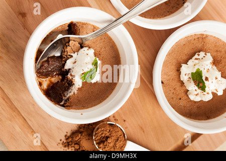 Rich Gourmet hausgemachte Schokolade Mousse Dessert mit Schlagsahne Stockfoto