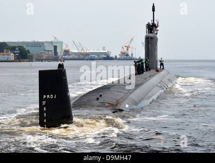 US Navy Virginia-Klasse u-Boot USS Missouri-Transite der Themse wie er Naval Submarine Base New London 18. Juni 2013 in Groton, CT fährt. Stockfoto