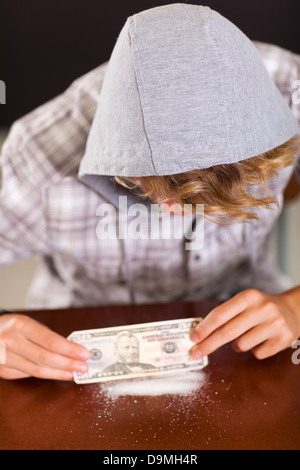 teenboy nehmen Drogen Stockfoto