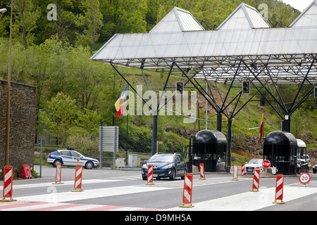 Fahrzeuge über Andorra spanische Grenze Stockfoto