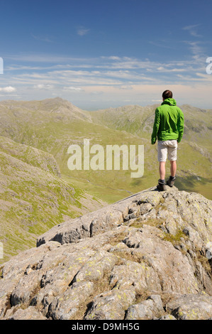 Walker auf Scafell genießen Sie den Blick über große Moos im Sommer im englischen Lake District Stockfoto