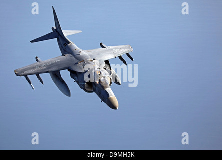 US Marine Corps AV-8 b Harrier Kampfflugzeugen während des Trainings 23. September 2012 über das Arabische Meer. Die 24. MEU durchgeführt, die Ausbildung, die Kenntnisse und Fertigkeiten für Langstrecken Flugbetrieb zu üben. Die 24. MEU wird mit der Iwo Jima amphibisches bereit Gruppe als ein Theater-Reserve und Krise Reaktionskräfte für US Central Command in der US-Marine 5. Flotte Verantwortungsbereich bereitgestellt. Stockfoto