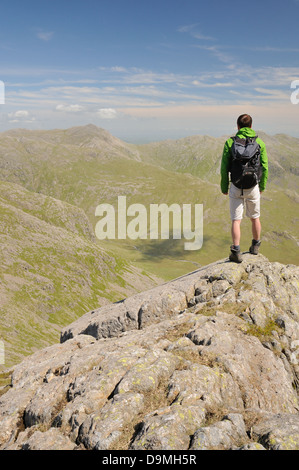 Walker auf Scafell genießen Sie den Blick über große Moos im Sommer im englischen Lake District Stockfoto