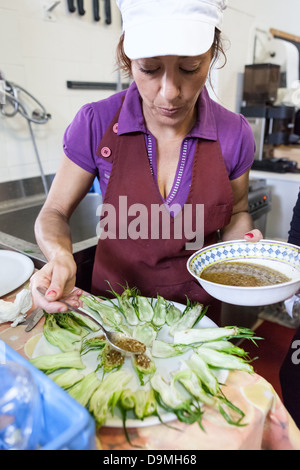 Frische Chicorée und Balsamico-Vinaigrette dressing in der Bäckerei Caroppo, Specchia Gallone, in der Nähe von Lecce, Süditalien. Stockfoto