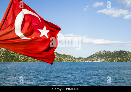 Türkische Flagge auf einem Hintergrund von der Küste des Meeres Stockfoto