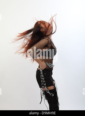 junge asiatische Rockchick mit Haare fliegen Stockfoto