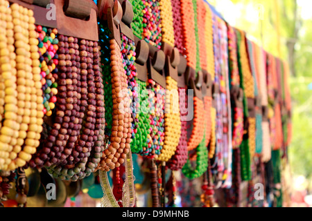 Geschäfte verknüpftes ethnischen Kleider, Schmuck und Souvenirs im Delhi Haat Stockfoto