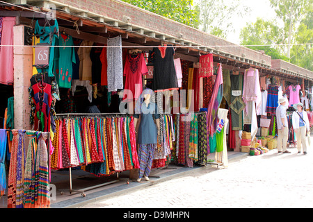 Geschäfte verknüpftes ethnischen Kleider, Schmuck und Souvenirs im Delhi Haat Stockfoto