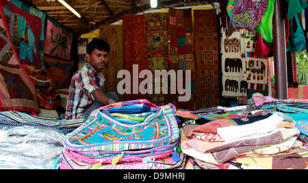 Geschäfte verknüpftes ethnischen Kleider, Schmuck und Souvenirs im Delhi Haat Stockfoto