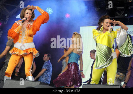 London, UK. 22. Juni 2013. Aus einer Palette West End Musical MAMMA MIA Performances zeigt am ersten Tag der kostenlosen Veranstaltung "West End Live" am Trafalgar Square. Bildnachweis: KEITH MAYHEW/Alamy Live-Nachrichten Stockfoto