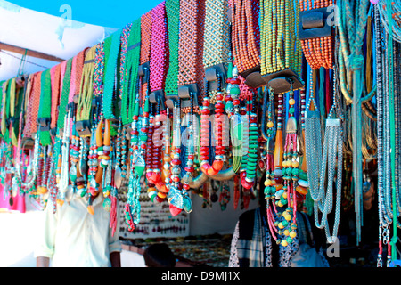 Geschäfte verknüpftes ethnischen Kleider, Schmuck und Souvenirs im Delhi Haat Stockfoto