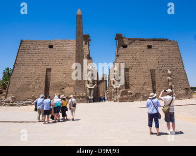 Der erste Pylon des Tempels von Luxor, Ägypten Stockfoto