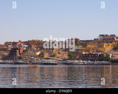 Die Stadt Schellal mit Boote vertäut wartenden Touristen zum Philae Tempel auf der Insel Agilkia nehmen Stockfoto