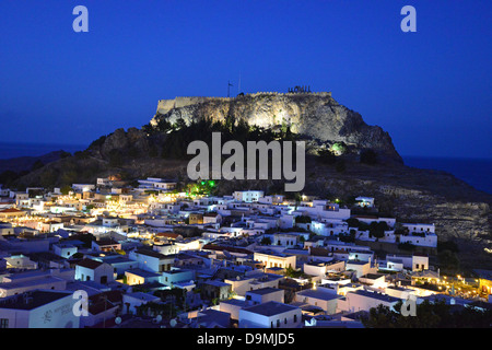 Blick auf Stadt und die Akropolis von Lindos in der Abenddämmerung, Lindos, Rhodos (Rodos), die Dodekanes, Süd Ägäis, Griechenland Stockfoto