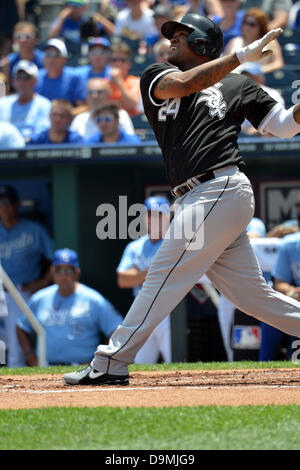 22. Juni 2013 - Kansas City, MO, USA - 22. Juni 2013: Chicago White Sox Leftfielder Dayan Viciedo (24) an bat bei einem MLB-Spiel zwischen den Chicago White Sox und die Kansas City Royals im Kauffman Stadium in Kansas City, Missouri Die White Sox gewann 3-2. Stockfoto