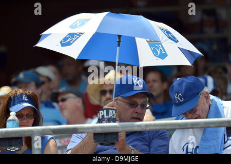 22. Juni 2013 - Kansas City, MO, USA - 22. Juni 2013: ein paar Fans kamen bereit für das heiße Wetter bei einem MLB-Spiel zwischen den Chicago White Sox und die Kansas City Royals im Kauffman Stadium in Kansas City, Missouri Die White Sox gewann 3-2. Stockfoto