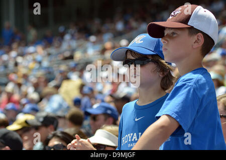 22. Juni 2013 - Kansas City, MO, USA - 22. Juni 2013: Die zwei jungen Burschen hatte einen Logenplatz bei einem MLB-Spiel zwischen den Chicago White Sox und die Kansas City Royals im Kauffman Stadium in Kansas City, Missouri Die White Sox gewann 3-2. Stockfoto