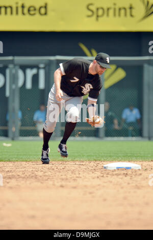 22. Juni 2013 - Kansas City, MO, USA - 22. Juni 2013: Chicago White Sox erster Basisspieler Jeff Keppinger (7) fängt ein out während ein MLB-Spiel zwischen den Chicago White Sox und die Kansas City Royals im Kauffman Stadium in Kansas City, Missouri Die White Sox gewann, 3: 2. Stockfoto