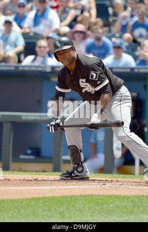 22. Juni 2013 - Kansas City, MO, USA - 22. Juni 2013: Chicago White Sox Leftfielder Dayan Viciedo (24) Versuche zu bunt bei einem MLB-Spiel zwischen den Chicago White Sox und die Kansas City Royals im Kauffman Stadium in Kansas City, Missouri Die White Sox gewann, 3: 2. Stockfoto