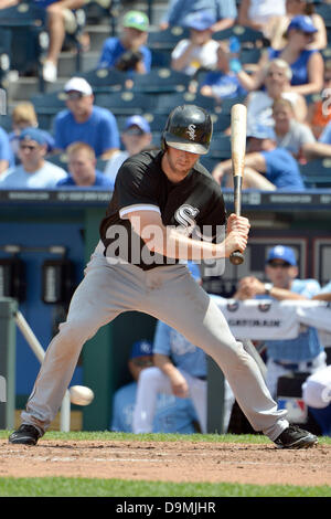 22. Juni 2013 - Kansas City, MO, USA - 22. Juni 2013: Chicago White Sox dritte Baseman Conor Gillaspie (12) an bat bei einem MLB-Spiel zwischen den Chicago White Sox und die Kansas City Royals im Kauffman Stadium in Kansas City, Missouri Die White Sox gewann 3-2. Stockfoto