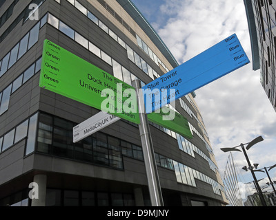 Sign-posts zu BBC Salford Media City UK Manchester UK Stockfoto